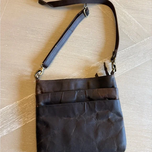 Classic Women's Crossbody Bag in Dark Brown Leather-Style - Picture 1 of 5